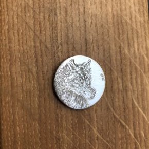 Loup sur médaille argent