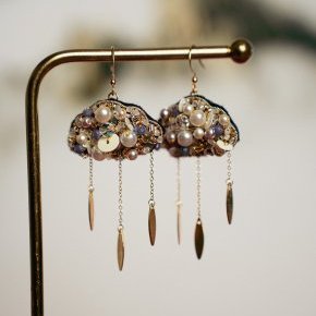 Boucles d'oreilles nuages brodés de perles