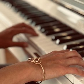 Photo Piano avec jonc ansette plaqué or
