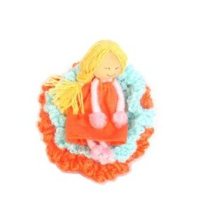 Broche crochet et figurine