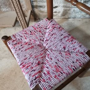 detail chaise enfant violette