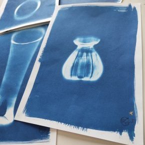 11 100 2026 cyanotype lartelierdescuriosites bleu papier atelier enfant (…)