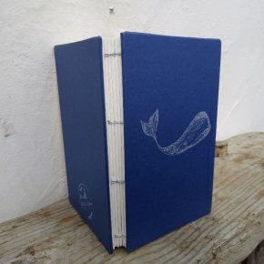 carnet reliure apparente, couverture illustrée au tampon encreur