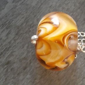 collier effets d'optique dans le verre