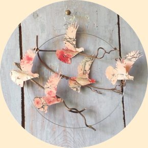 Ronde d oiseaux beige rouge