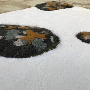 Tapis laine au handtufting roche lichen et neige