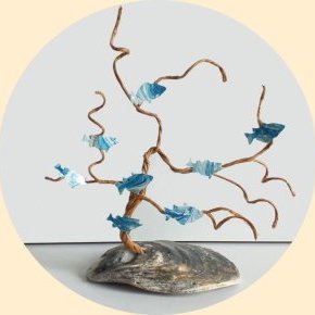 banc de poissons bleus sur huitre
