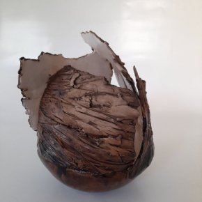 7- Vase ailé marron ciré