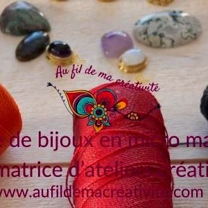 Créatrice de bijoux en micro macramé