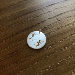Calligraphie sur médaille argent dorée