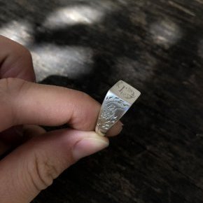 Chevalière en argent gravée