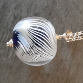 colier effets d optique dans le verre